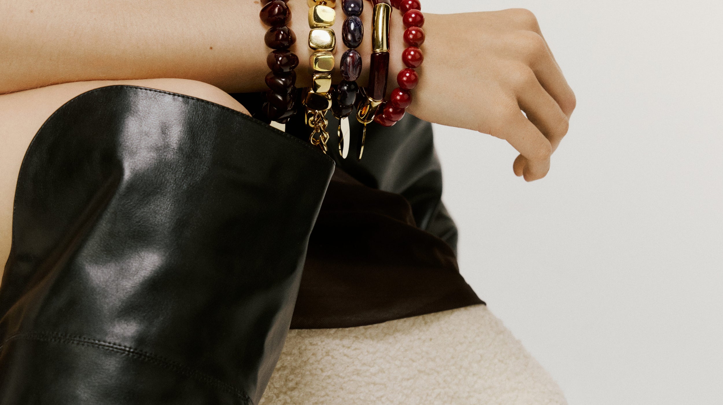 Bracelet stacking inspiration on GLAMBOU CH in an editorial lifestyle scene
